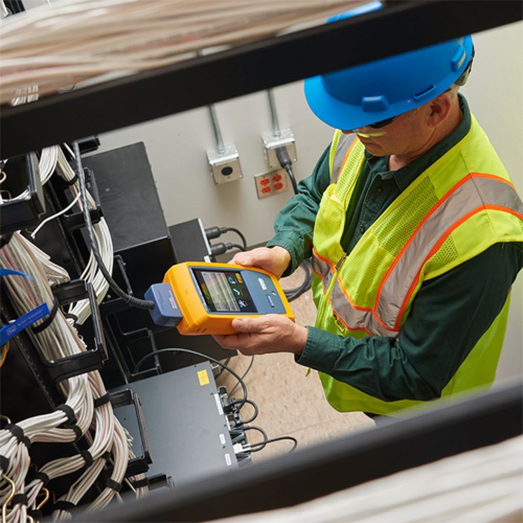 Fluke-DSX-602-in-Use