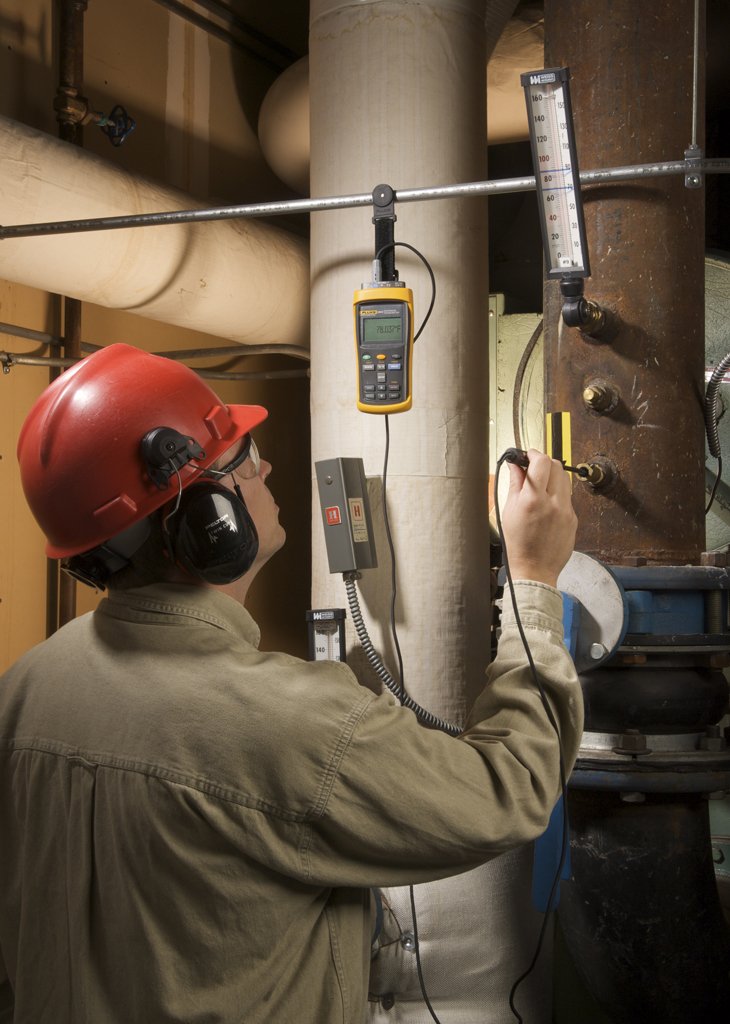 Fluke_1524-156_Reference_Thermometer_in_Use
