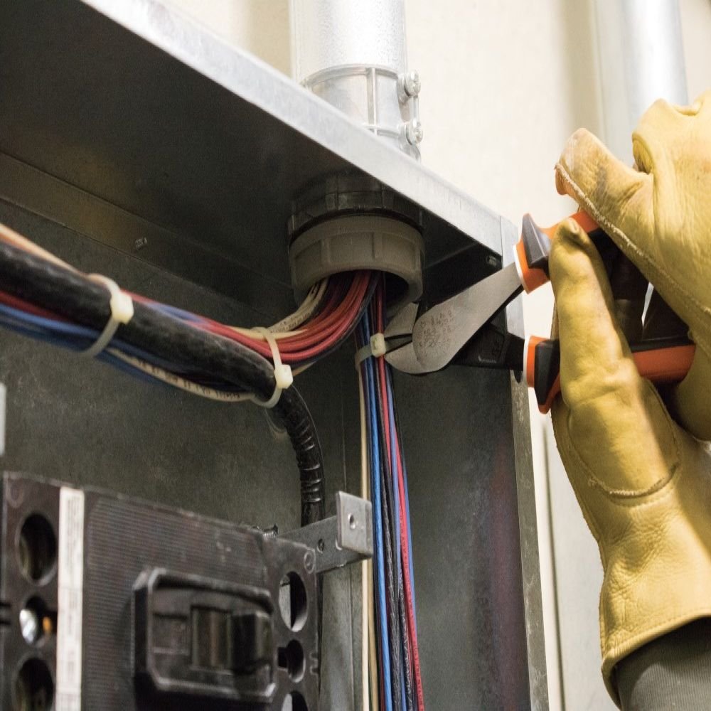 Klein_Tools_94130_-_1000V_Insulated_Tool_Kit_Application_2