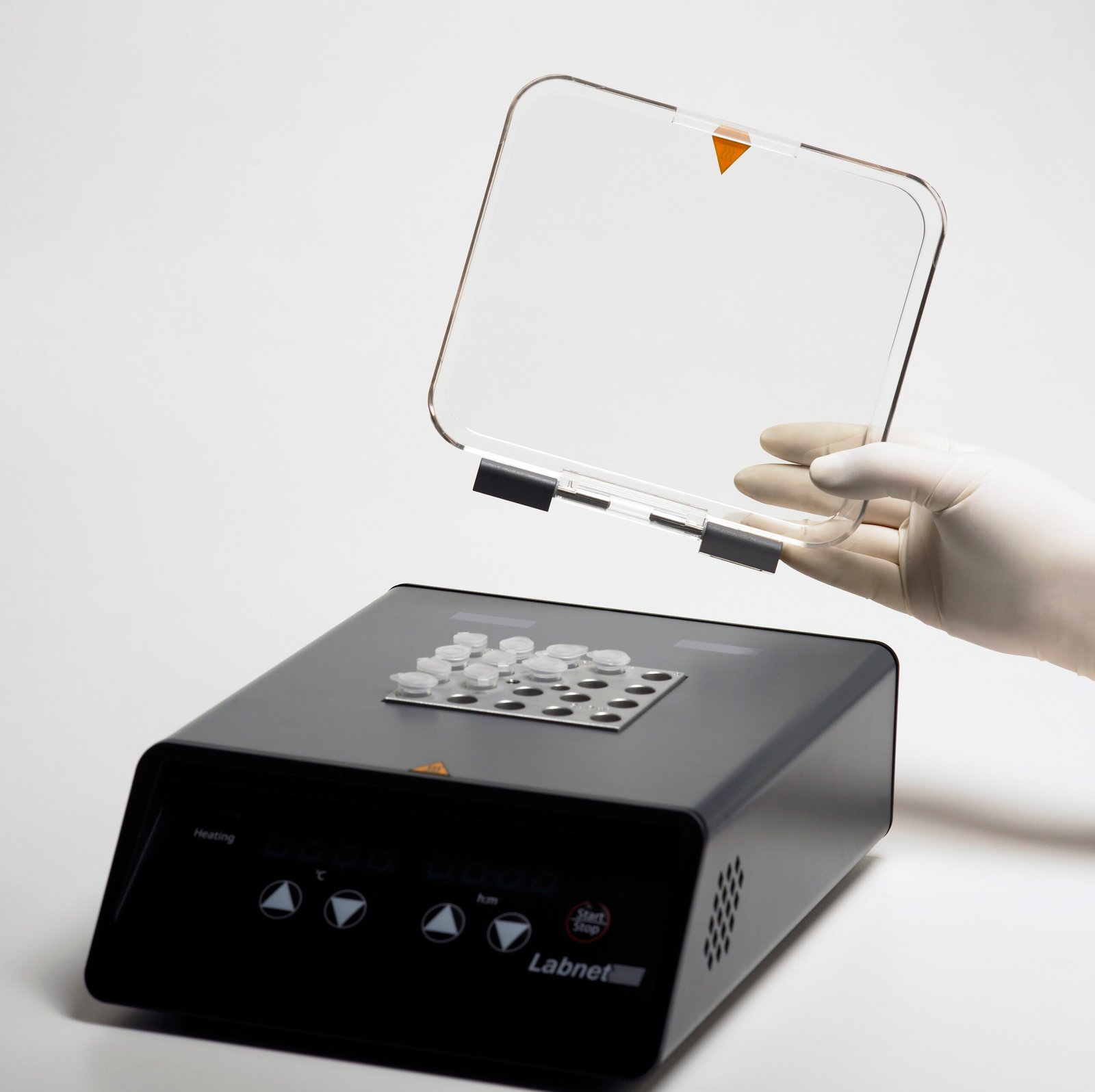 Labnet_Accublock_Digital_Dry_Bath_02
